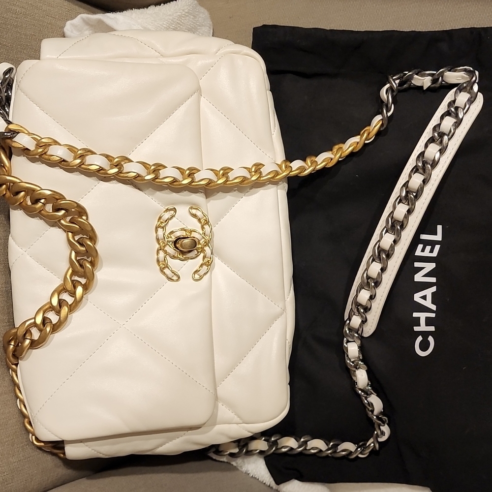 Chanel 19 handbag - Picture 3 of 6